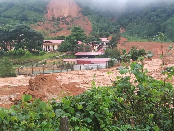 Miền Trung đang mưa như tr&#250;t, h&#224;ng trăm người chết v&#224; mất t&#237;ch - Ảnh 3