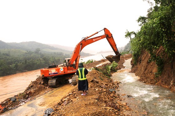 T&igrave;nh trạng sở lở đất, sạt lở n&uacute;i đang xảy ra đặc biệt nghi&ecirc;m trọng tại huyện Hướng H&oacute;a. Trong ảnh l&agrave; hiện trường vụ sạt lở ở QL9.