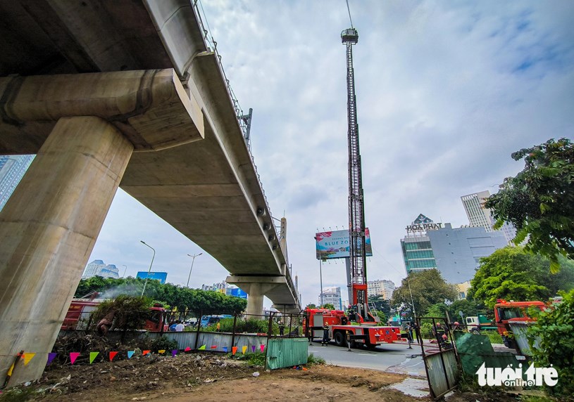 Trong đ&oacute; c&oacute; c&aacute;c xe thang đưa lực lượng tinh nhuệ l&ecirc;n đường ray tr&ecirc;n cao để chữa ch&aacute;y, cứu người - Ảnh: CH&Acirc;U TUẤN &nbsp;