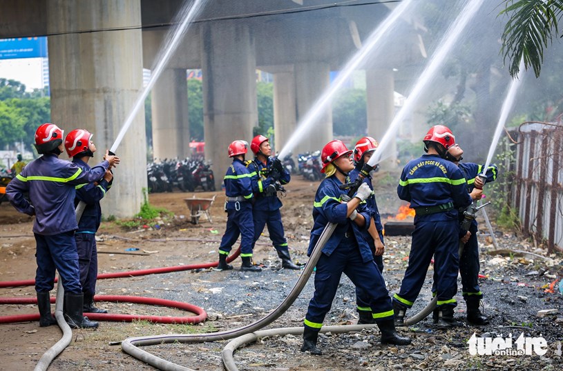 H&agrave;ng chục chiến sĩ li&ecirc;n tục phun nước để dập tắt đ&aacute;m ch&aacute;y v&agrave; ngăn ch&aacute;y lan - Ảnh: CH&Acirc;U TUẤN&nbsp;&nbsp;