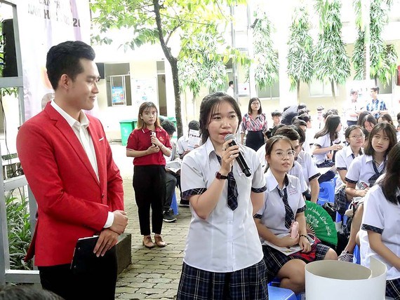 Học sinh Trường THPT Trần Văn Gi&agrave;u (quận B&igrave;nh Thạnh) đặt c&acirc;u hỏi tại ng&agrave;y hội tư vấn hướng nghiệp tổ chức giữa th&aacute;ng 10-2020