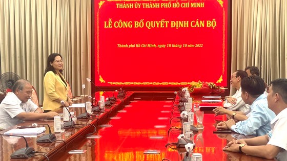 Chủ tịch HĐND Nguyễn Thị Lệ ph&aacute;t biểu bên trên sự kiện c&ocirc;ng tía đưa ra quyết định. Ảnh: VĂN MINH