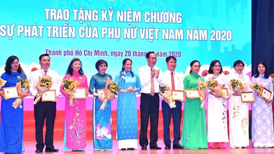Ph&oacute; Chủ tịch Thường trực UBND TPHCM L&ecirc; Thanh Li&ecirc;m trao kỷ niệm chương "V&igrave; sự ph&aacute;t triển của phụ nữ Việt Nam năm 2020".&nbsp;Ảnh: VIỆT DŨNG