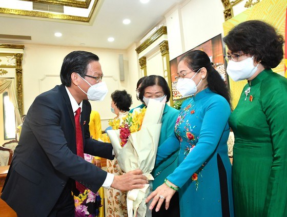 Trưởng Đo&agrave;n ĐBQH TPHCM Phan Văn M&atilde;i tặng hoa ch&uacute;c mừng c&aacute;c nữ ĐBQH. Ảnh: VIỆT DŨNG