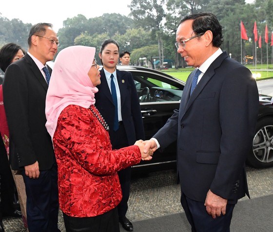 B&iacute; thư Th&agrave;nh ủy&nbsp;TPHCM Nguyễn Văn N&ecirc;n tiếp Tổng thống Cộng ho&agrave; Singapore Halimah Yacob. Ảnh: VIỆT DŨNG