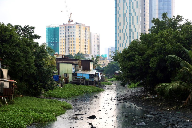 Rach Xuy&ecirc;n T&acirc;m nước nước đen, bốc m&ugrave;i h&ocirc;i nồng nặc...; Ảnh: NGỌC QU&Yacute;&nbsp;&nbsp;