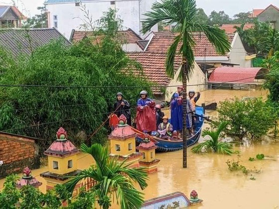 Thủ tướng Nguyễn Xu&#226;n Ph&#250;c l&#224;m việc với c&#225;c tỉnh miền Trung về khắc phục hậu quả cơn lũ lịch sử - Ảnh 4