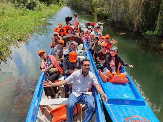 Du kh&aacute;ch TPHCM tham gia tour du lịch kết nối TPHCM với c&aacute;c tỉnh ĐBSCL. Ảnh: MẪN MINH (TST Tourist)