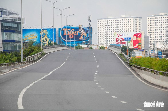 Tất cả c&aacute;c xe đều bị cấm qua cầu vượt Nguyễn Hữu Cảnh từ ng&agrave;y 29-10 - Ảnh: CH&Acirc;U TUẤN