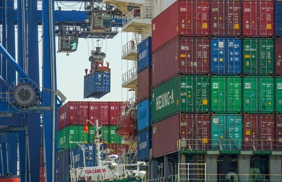 Xếp hàng container lên tàu xuất khẩu tại cảng Cát Lái, TPHCM. Ảnh: HOÀNG HÙNG