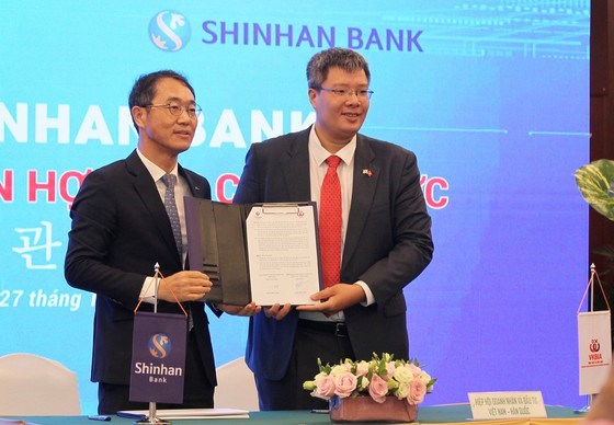 K&yacute; kết bi&ecirc;n bản thỏa thuận hợp t&aacute;c chiến lược to&agrave;n diện&nbsp;giữa VKBIA v&agrave; SHINHAN BANK. Ảnh:&nbsp;HO&Agrave;NG H&Ugrave;NG