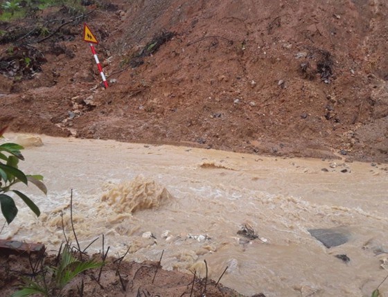 Đoạn Km 52, DT 606, T&acirc;y Giang, Quảng Nam bị sạt lở