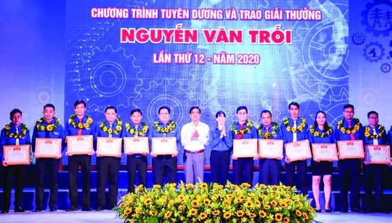 &nbsp;Thanh ni&ecirc;n c&ocirc;ng nh&acirc;n đạt giải thưởng Nguyễn Văn Trỗi năm 2020 được vinh danh tối 28-10. Ảnh: TH&Aacute;I PHƯƠNG