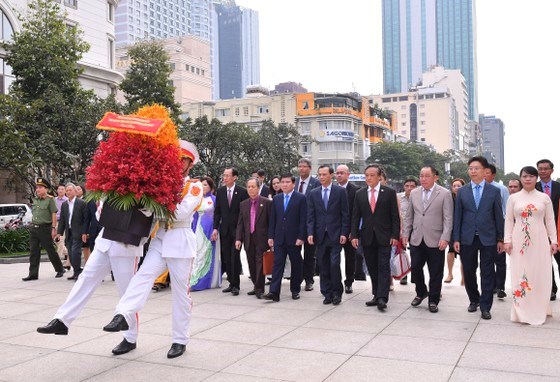 Chủ tịch UBND TPHCM&nbsp;Nguyễn Th&agrave;nh Phong, c&aacute;c đồng ch&iacute;&nbsp;l&atilde;nh đạo TPHCM, kiều b&agrave;o d&acirc;ng hoa&nbsp;Chủ tịch Hồ Ch&iacute; Minh&nbsp;tại C&ocirc;ng vi&ecirc;n Tượng đ&agrave;i Chủ tịch Hồ Ch&iacute; Minh. Ảnh: VIỆT DŨNG