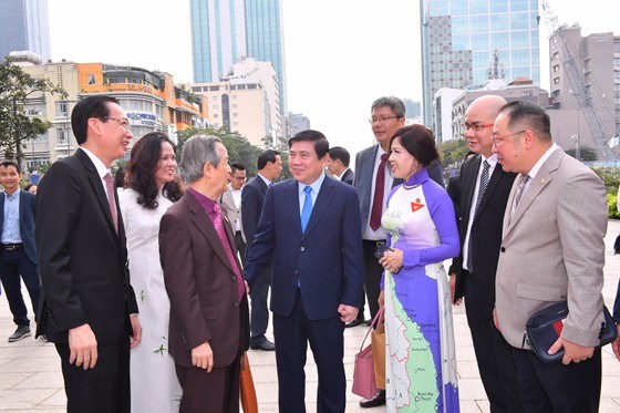 Chủ tịch UBND TPHCM Nguyễn Th&agrave;nh Phong trao đổi c&ugrave;ng c&aacute;c kiều b&agrave;o. Ảnh: VIỆT DŨNG