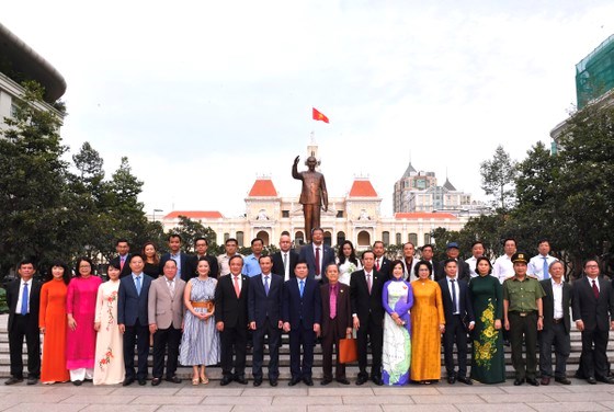 Chủ tịch UBND TPHCM&nbsp;Nguyễn Th&agrave;nh Phong, c&aacute;c đồng ch&iacute;&nbsp;l&atilde;nh đạo TPHCM, kiều b&agrave;o b&ecirc;n Tượng đ&agrave;i Chủ tịch Hồ Ch&iacute; Minh. Ảnh: VIỆT DŨNG