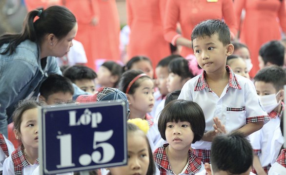 Học sinh lớp 1 tại TP.HCM trong ng&agrave;y khai giảng năm học mới - Ảnh: TỰ TRUNG