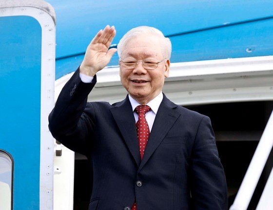 Tổng Bí thư Nguyễn Phú Trọng vẫy chào các đồng chí lãnh đạo cấp cao Đảng, Nhà nước ra tiễn tại sân bay quốc tế Nội Bài. Ảnh: TTXVN