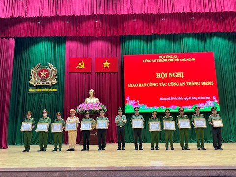 Trung tướng L&ecirc; Hồng Nam, Gi&aacute;m đốc CATP trao khen thưởng cho c&aacute;c tập thể, c&aacute; nh&acirc;n c&oacute; th&agrave;nh t&iacute;ch xuất sắc