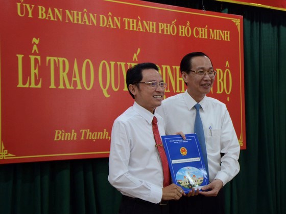 Đồng ch&iacute; L&ecirc; Thanh Li&ecirc;m trao quyết định Ph&oacute; Chủ tịch UBND quận B&igrave;nh Thạnh