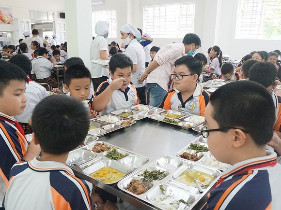 Bữa ăn trưa của học sinh Trường Tiểu học Trần Thị Bưởi trưa 3/11 đ&atilde; được cải thiện sau buổi l&agrave;m việc giữa l&atilde;nh đạo nh&agrave; trường v&agrave; phụ huynh