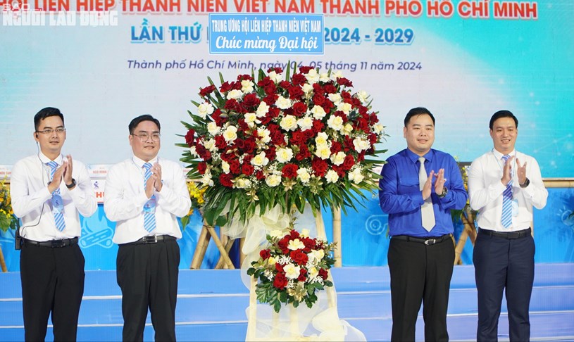 Anh Nguyễn Xu&acirc;n Hiếu, Ph&oacute; Chủ tịch Trung ương Hội LHTN Việt Nam, tặng hoa ch&uacute;c mừng đại hội &nbsp;