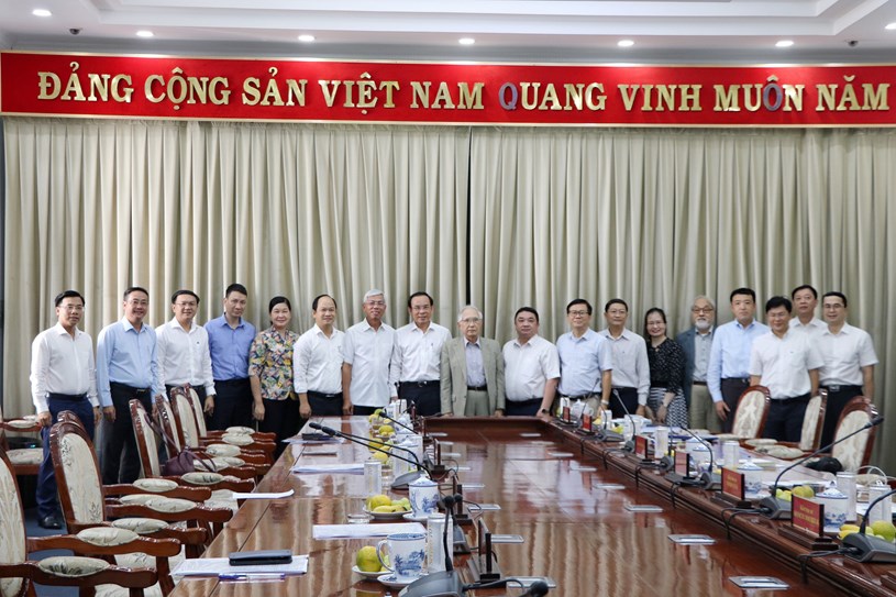 L&atilde;nh đạo TP l&agrave;m việc với c&aacute;c chuy&ecirc;n gia - Ảnh: CẨM NƯƠNG &nbsp;