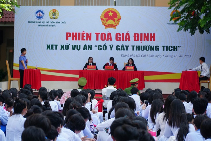 Phi&ecirc;n t&ograve;a giả định với chủ đề ph&ograve;ng chống bạo lực học đường tại Trường THPT B&igrave;nh Chiểu - Ảnh: ĐAN THUẦN&nbsp;