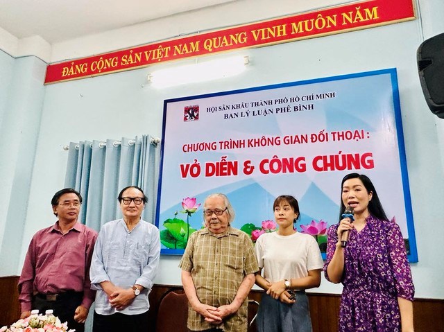 NSND Trịnh Kim Chi ph&aacute;t biểu trong chương tr&igrave;nh "Kh&ocirc;ng gian đối thoại: Vở diễn v&agrave; c&ocirc;ng ch&uacute;ng" do Hội S&acirc;n khấu TP HCM tổ chức trước thềm li&ecirc;n hoan s&acirc;n khấu TP HCM lần 1-2024