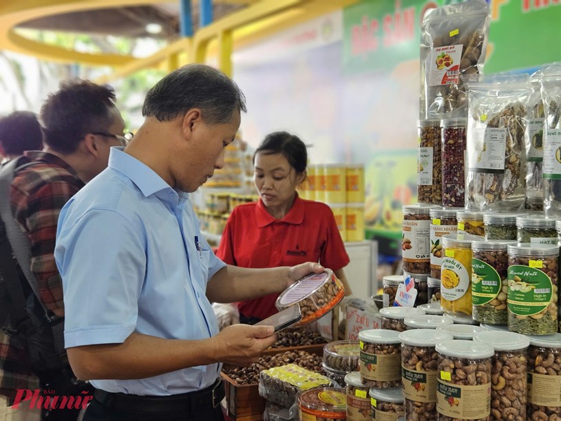 Người ti&ecirc;u d&ugrave;ng thử truy xuất nguồn gốc hạt điều đ&oacute;ng hộp của tỉnh B&igrave;nh Phước