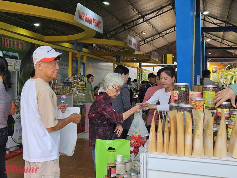 Gian h&agrave;ng đặc sản tỉnh Quảng Ng&atilde;i thu h&uacute;t kh&aacute;ch tham quan, mua sắm