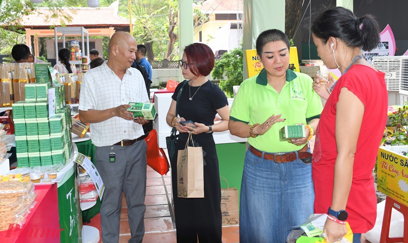 Đại điện một gian h&agrave;ng giới thiệu c&aacute;c d&ograve;ng sản phẩm tr&agrave; với kh&aacute;ch tham quan