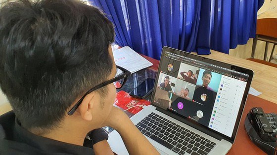Gi&aacute;o vi&ecirc;n Trường THPT Nguyễn Du (quận 10) dạy học trực tuyến trong giai đoạn ảnh hưởng của dịch bệnh
