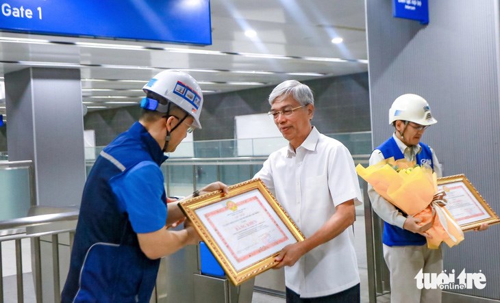 &Ocirc;ng V&otilde; Văn Hoan - ph&oacute; chủ tịch UBND TP.HCM tặng bằng khen cho nh&agrave; thầu tuyến metro số 1 - Ảnh: CH&Acirc;U TUẤN