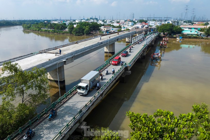 Với mặt bằng đ&atilde; ho&agrave;n tất, tiến độ x&acirc;y dựng cầu được đẩy mạnh. Hiện tại, 10/10 mố trụ cầu Phước Long đ&atilde; ho&agrave;n th&agrave;nh, trong khi 7/9 nhịp cầu đ&atilde; được lắp dầm.