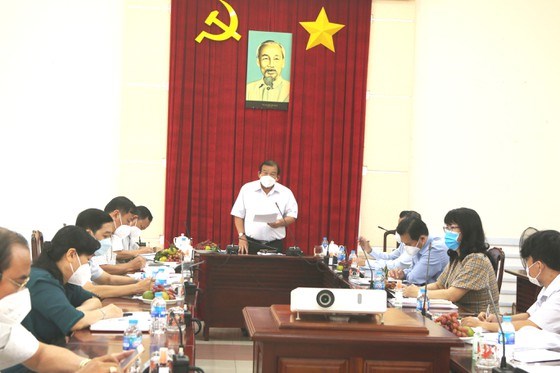 Giám đốc Sở LĐTB-XH TPHCM Lê Minh Tấn dẫn đầu đoàn kiểm tra việc thực hiện hỗ trợ người dân trên địa bàn quận 8