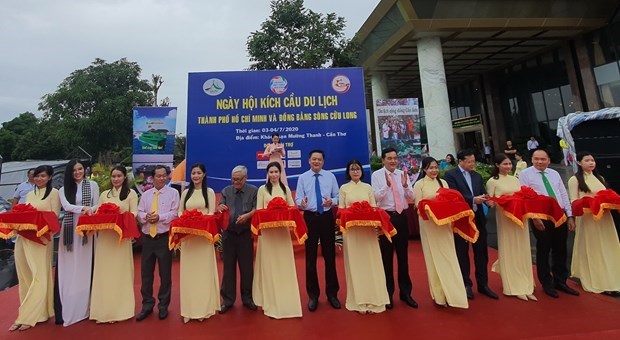 Nghi thức cắt băng khai mạc ng&agrave;y hội k&iacute;ch cầu du lịch Th&agrave;nh phố Hồ Ch&iacute; Minh v&agrave; Đồng bằng s&ocirc;ng Cửu Long. (Ảnh: &Aacute;nh Tuyết/TTXVN)