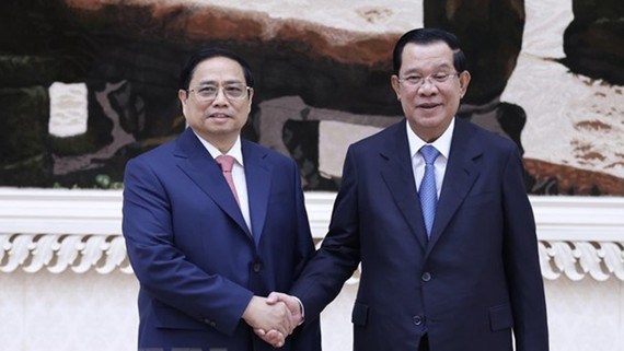 Thủ tướng Vương quốc Campuchia Samdech Techo Hun Sen v&agrave; Thủ tướng Phạm Minh Ch&iacute;nh tại lễ đ&oacute;n