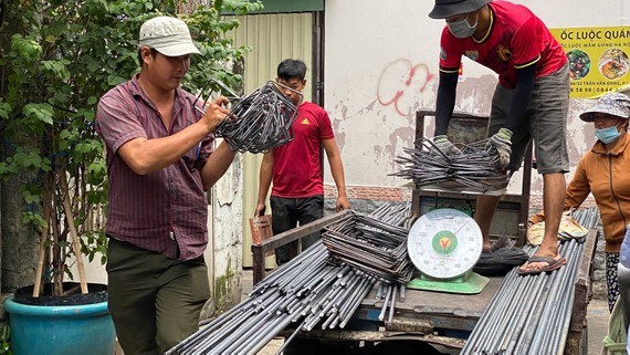 Giao th&eacute;p đến một c&ocirc;ng tr&igrave;nh x&acirc;y dựng tr&ecirc;n đường Trần Văn Đang, quận 3, TPHCM. Ảnh: CAO THĂNG