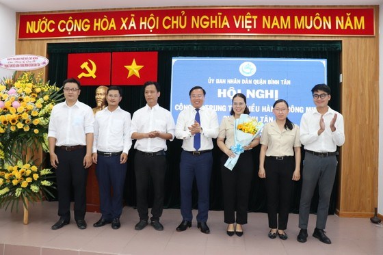 B&iacute; thư Quận ủy quận B&igrave;nh T&acirc;n Huỳnh Khắc Điệp ch&uacute;c mừng đội ngũ c&aacute;n bộ thuộc tổ vận h&agrave;nh trung t&acirc;m. Ảnh: MINH KH&Aacute;NH