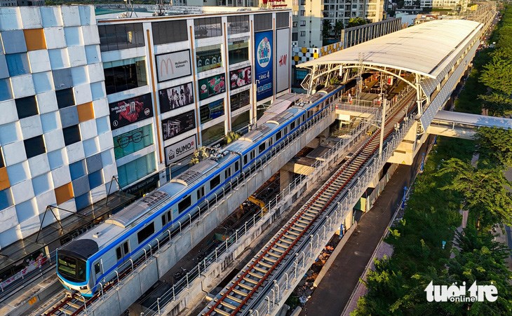 Đo&agrave;n t&agrave;u metro số 1 chạy qua ga Thảo Điền - Ảnh: CH&Acirc;U TUẤN