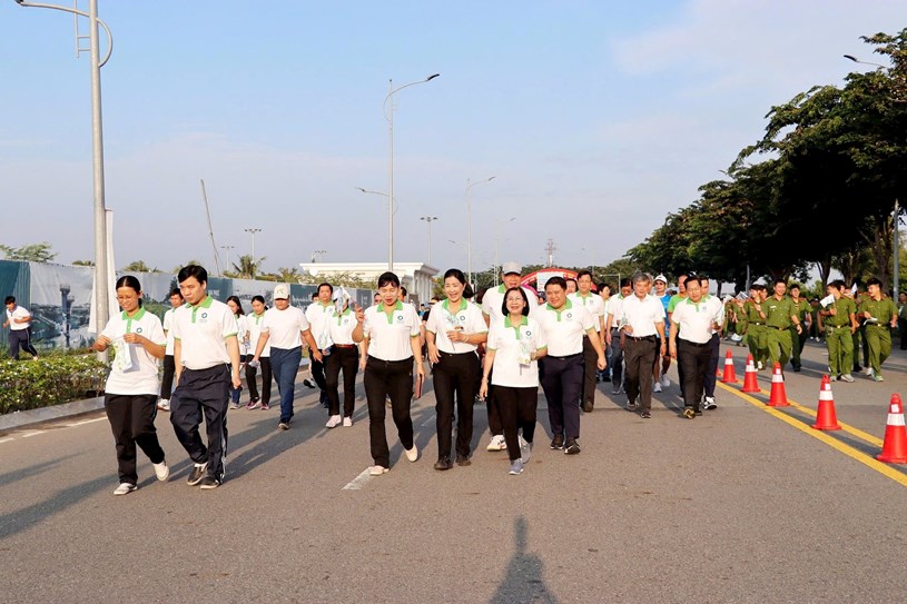 Đại biểu tham gia đi bộ đồng h&agrave;nh tại chương tr&igrave;nh đi bộ.