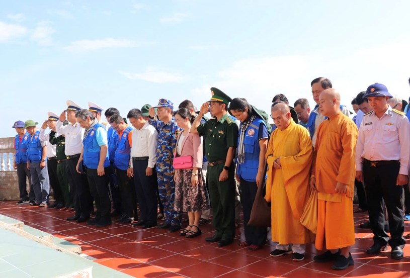 Đo&agrave;n c&ocirc;ng t&aacute;c đ&atilde; d&acirc;ng hương tưởng niệm những người tử nạn v&igrave; cơn b&atilde;o số 5 (năm 1997) tr&ecirc;n đảo