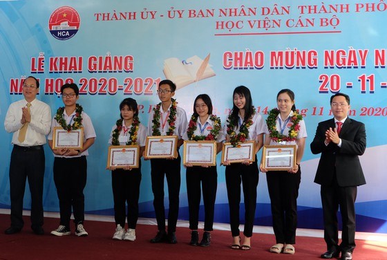 Ph&oacute; B&iacute; thư Th&agrave;nh ủy TPHCM Nguyễn Hồ Hải ch&uacute;c mừng thủ khoa đầu v&agrave;o to&agrave;n kh&oacute;a v&agrave; thủ khoa c&aacute;c chuy&ecirc;n ng&agrave;nh của HV C&aacute;n bộ TPHCM năm học 2020-2021