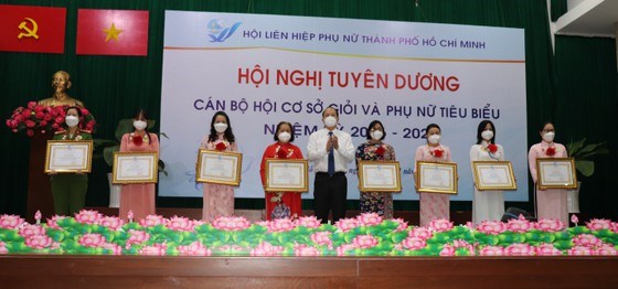 Ph&oacute; B&iacute; thư Th&agrave;nh ủy TPHCM Nguyễn Hồ Hải trao bằng khen của Trung ương Hội LHPN Việt Nam đến c&aacute;c gương điển h&igrave;nh