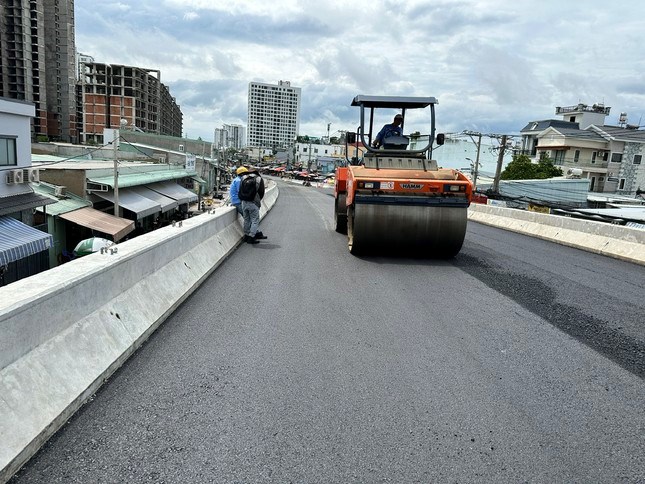 Cầu Rạch Đỉa (nối quận 7 - huyện Nh&agrave; B&egrave;, TPHCM) đang được ho&agrave;n thiện những hạng mục cuối c&ugrave;ng để chuẩn bị th&ocirc;ng xe v&agrave;o th&aacute;ng 12 sắp tới đ&acirc;y.