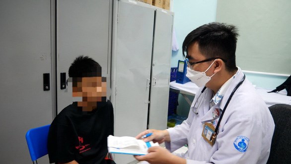 Trẻ mắc hội chứng TIC đang được thăm kh&aacute;m v&agrave; điều trị tại Bệnh viện Nhi đồng 1 (TP.HCM) - Ảnh: THU HIẾN