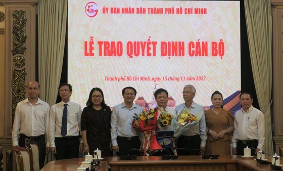 Lãnh đạo Sở TT-TT và Khu Công nghệ cao TPHCM tặng hoa chúc mừng ông Lê Quốc Cường