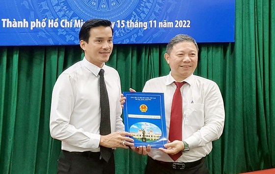 Phó Chủ tịch UBND TPHCM Dương Anh Đức trao quyết định cho đồng chí Nguyễn Nam Nhân