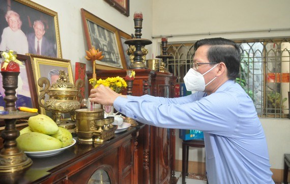 Chủ tịch UBND TPHCM Phan Văn M&atilde;i d&acirc;ng hương cố Gi&aacute;o sư Trần Văn Gi&agrave;u. Ảnh: CAO THĂNG